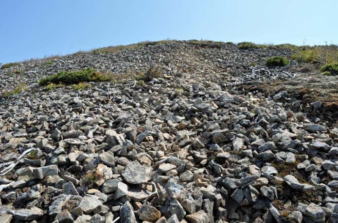 前天塩山頂直前のガレ場