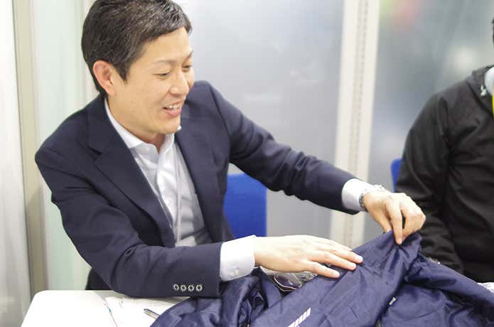 商品の説明をする中野さん