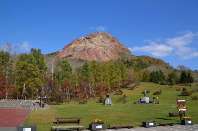 青空の下の昭和新山