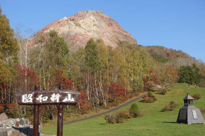 麓から見る昭和新山