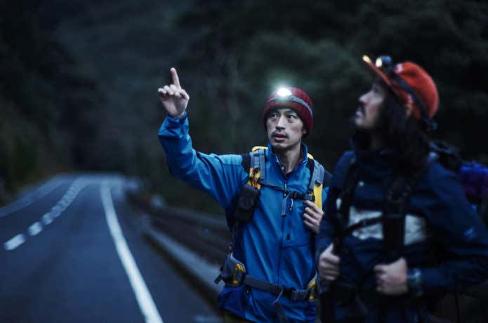 暗い道を歩く登山者