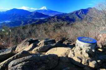 冬の高川山山頂と富士山