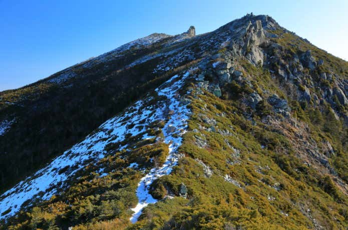金峰山山頂と五丈岩を望む