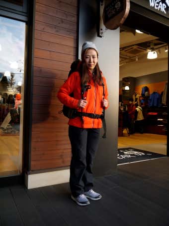 女性のマウンテンハードウェアコーデ