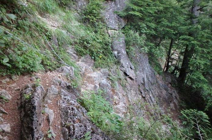 ボルトの上を歩く鎖場のトラバース