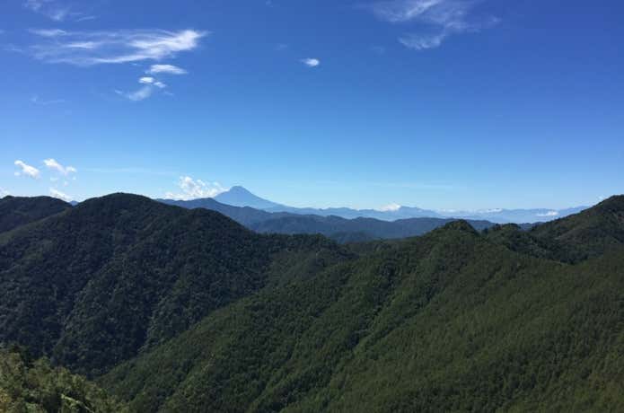コース中に望む稜線