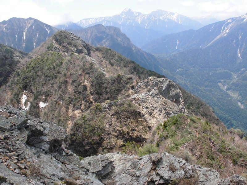 山頂部の岩稜