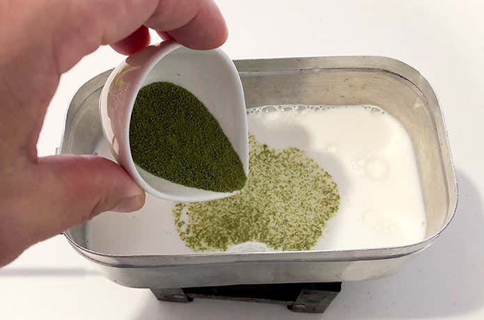 抹茶をくわえて温める
