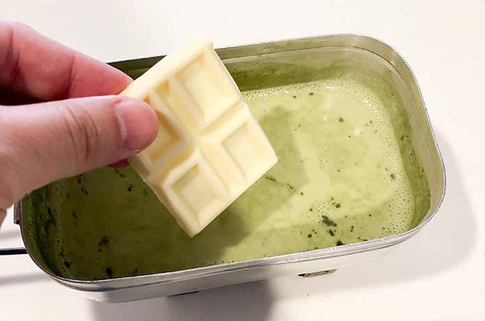 チョコを加えて溶かす