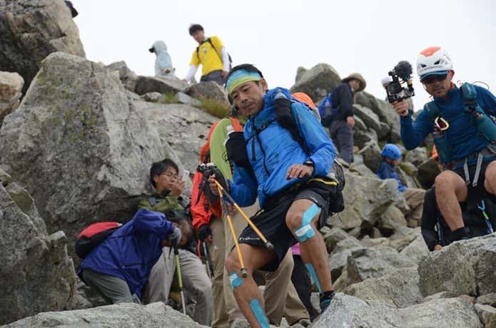 岩稜地帯を歩く望月将吾さん