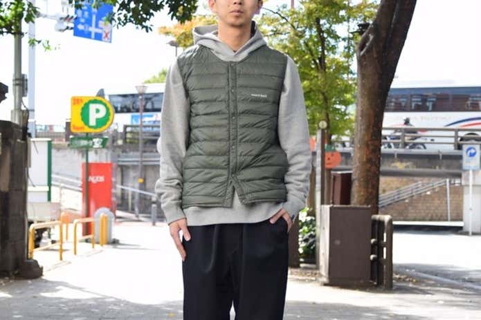 モンベルのインナーダウンを着ている男性