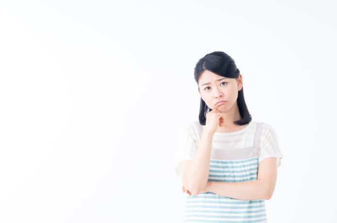 悩む女性