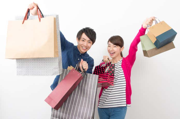 セールで買い物を楽しむ男女