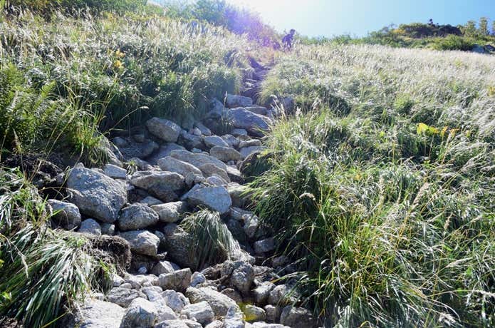 ガレ場の登山道