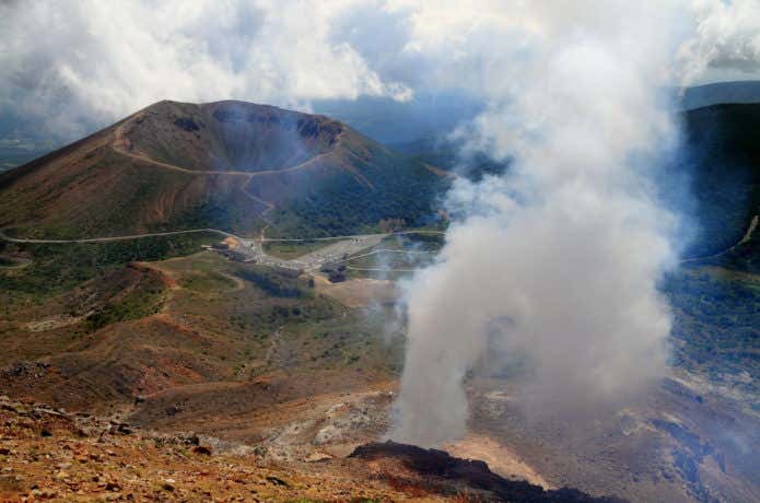 一切経山の噴火口