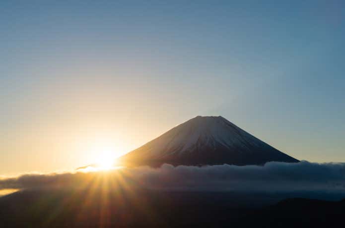 朝の山