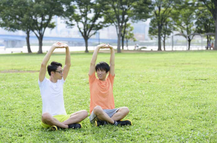ストレッチする男性