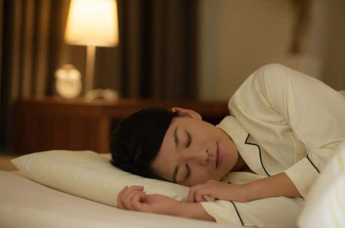 睡眠をとる女性