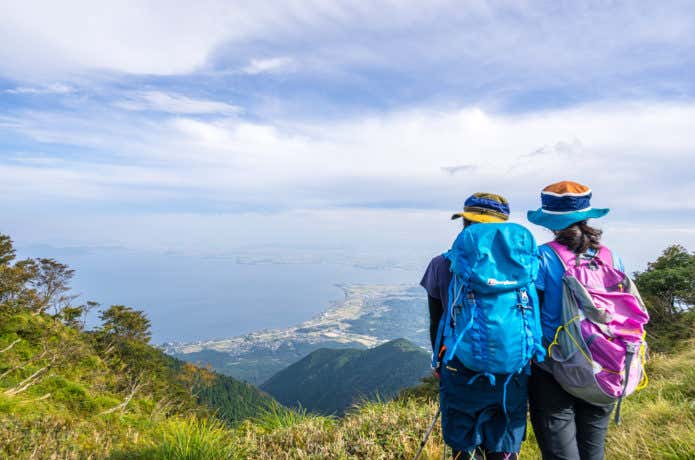 琵琶湖を眺める登山者