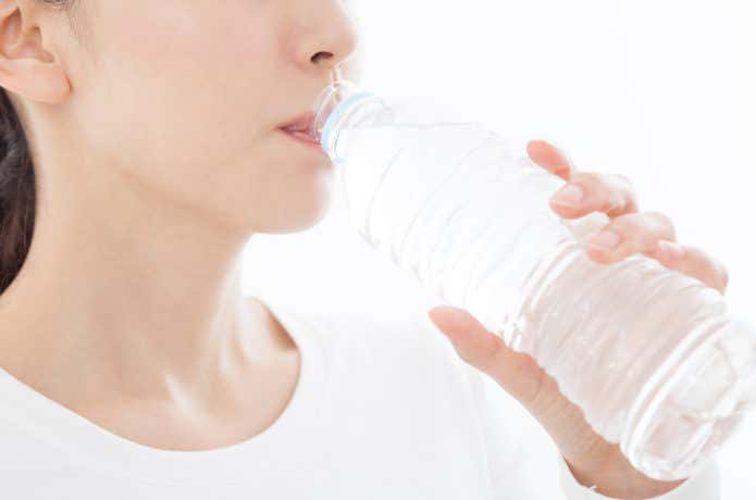 水を飲む女性