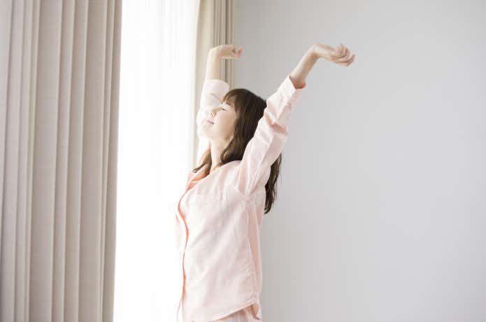伸びをする女性