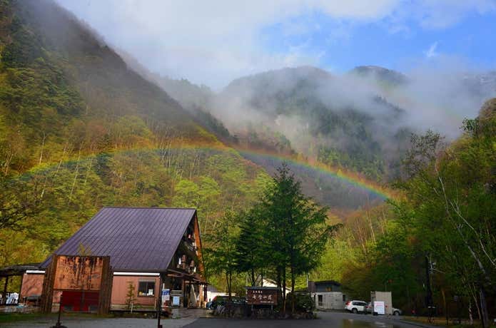 虹がかる七倉山荘
