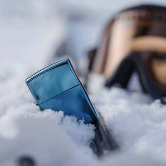 雪上に置かれたジッポ―