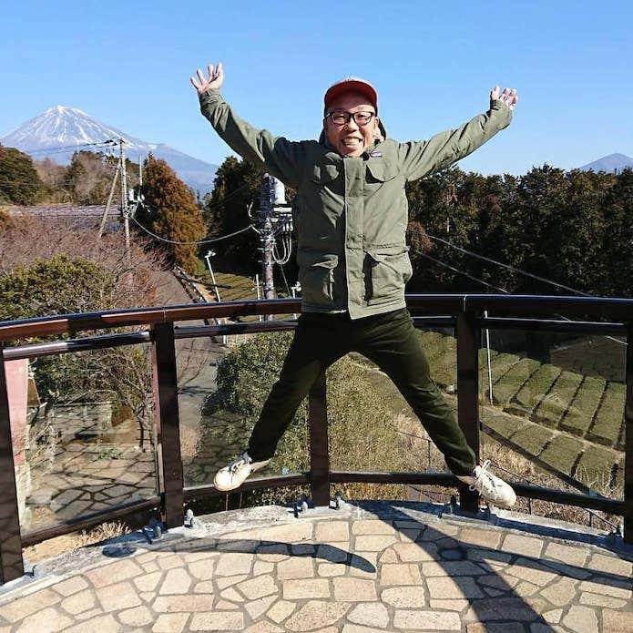 飛び跳ねる男性