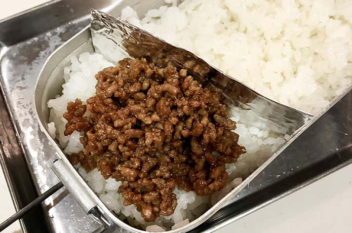 アルミホイルで区切ったスペースに盛り付け