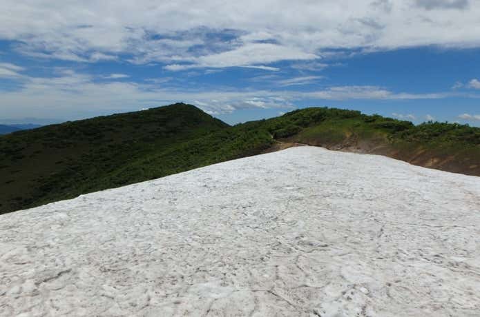前岳・浅草岳山頂付近の雪渓