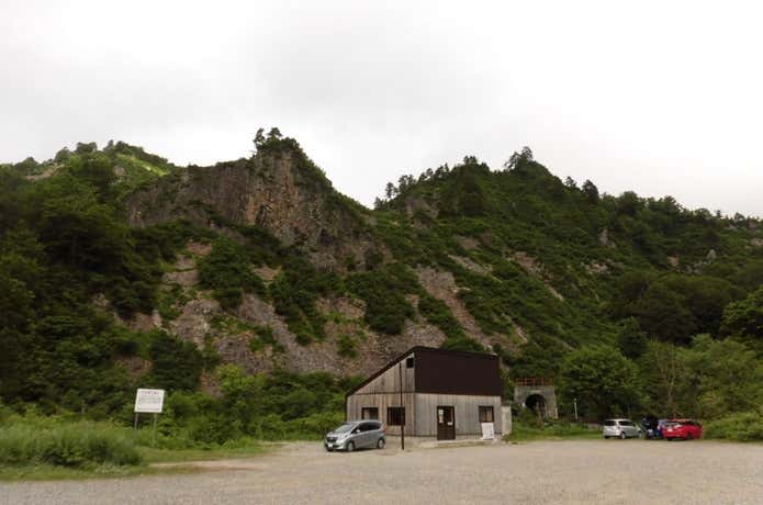 只見沢登山口近くの休憩所