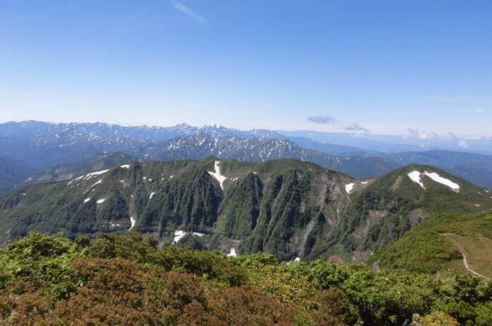山頂から見る南岳方面の稜線