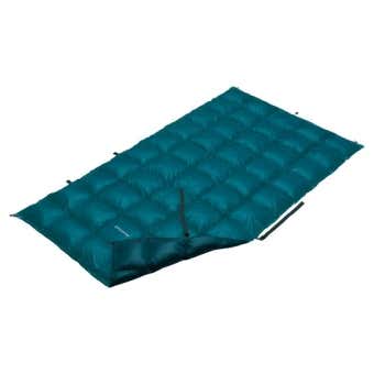 休憩中に1枚プラスの暖かさ！コンパクトなダウンブランケットが優秀