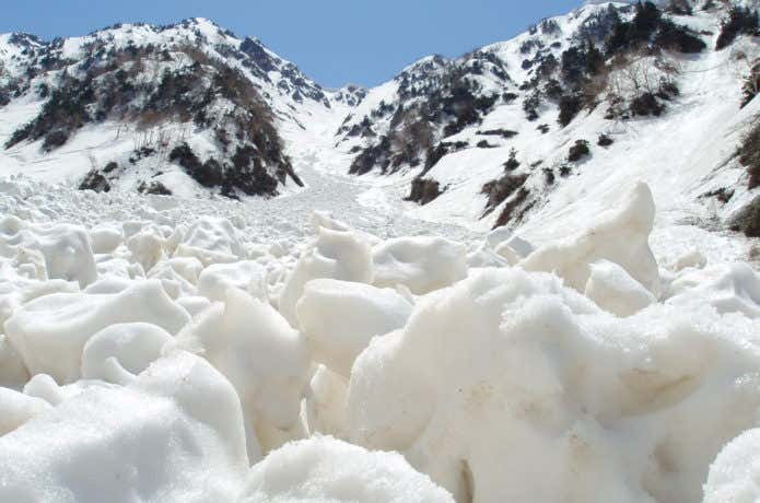 春山　リスク　雪崩れたあとの様子