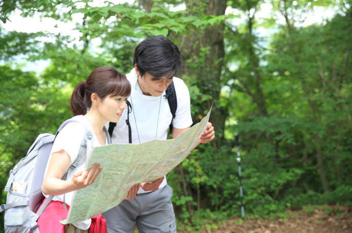 地図を見る男女