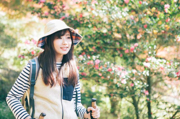 登山をする女性　