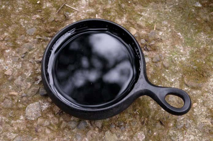 フット・オブ・ザ・マウンテンの器に水をいれたイメージ