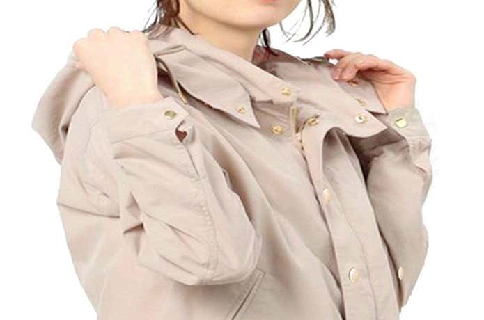 パーカーを着る女性