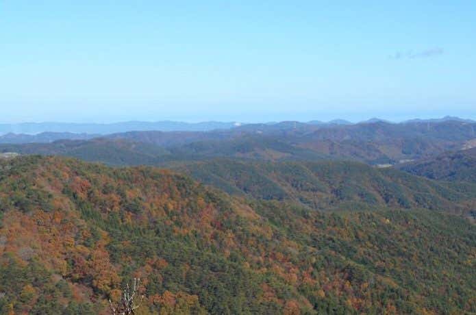 霊山山頂から望む山並み