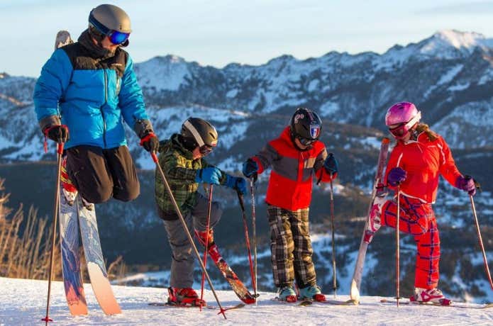 スキーを楽しむ子どもたち