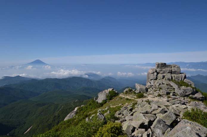 金峰山から見る富士山と五丈岩