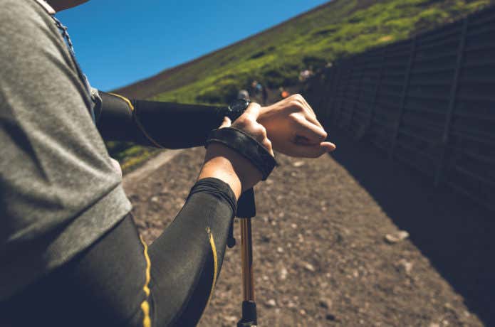 腕時計を使用する登山者のイメージ