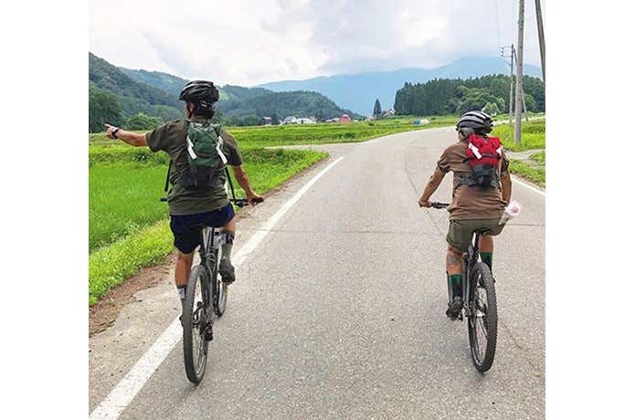 バイクンハイクバッグを背負ってバイクに乗る男女