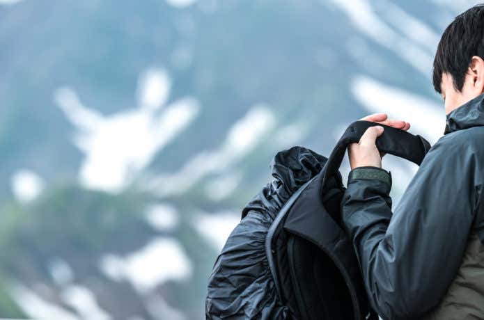 レインウェアを着用する登山者