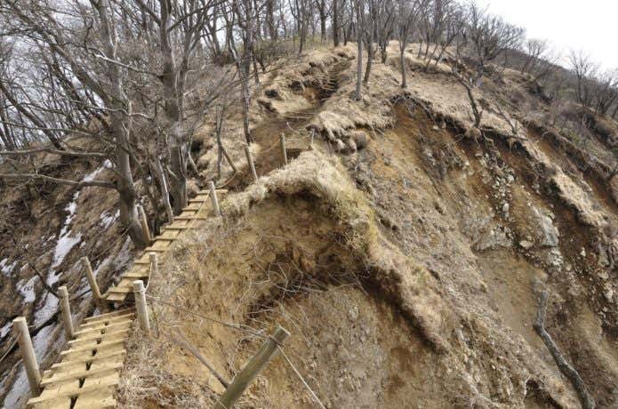 山崩れの多い山