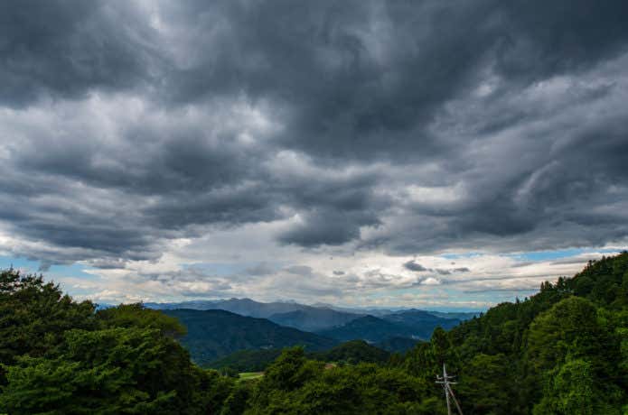 山を覆う雨雲