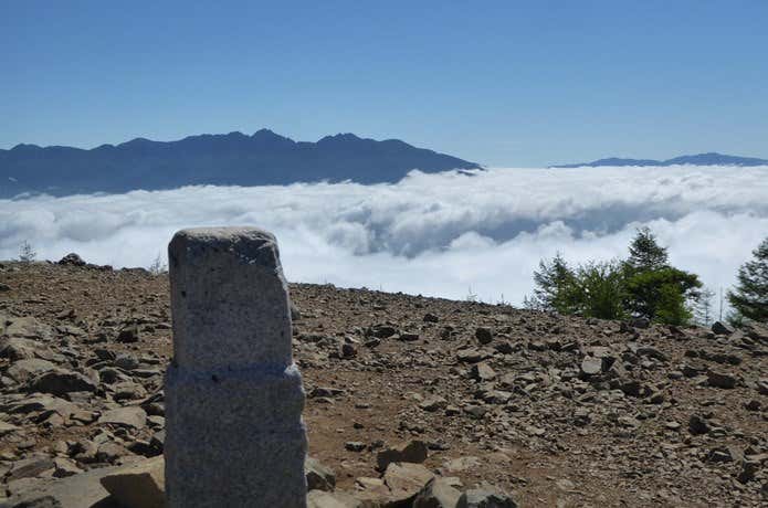 入笠山の三角点と八ヶ岳
