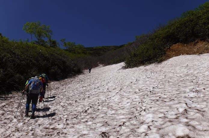 燧ケ岳の登山道の残雪