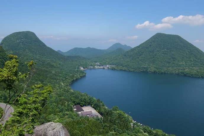 硯岩から見た榛名湖と榛名山の外輪山