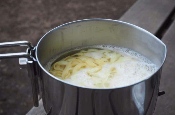マ・マーパレットを熱湯で茹でる